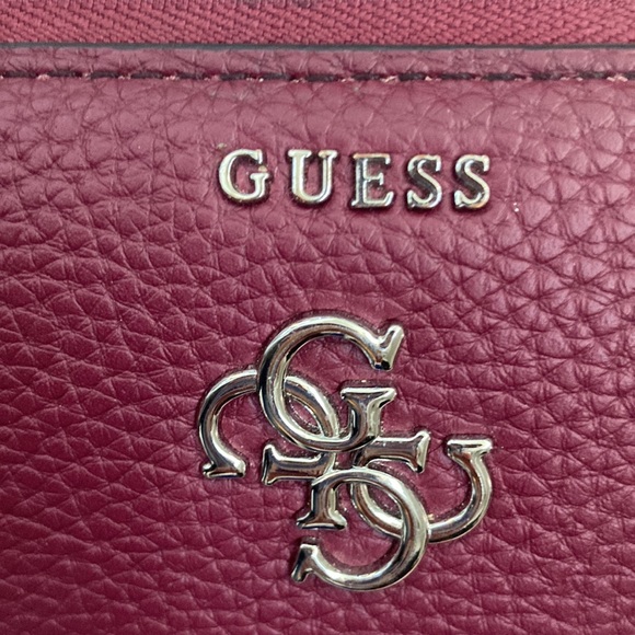 Guess Women’s Burgundy Wristlet Pocket Purse Multi-Pocket and Card Holder - Picture 2 of 6